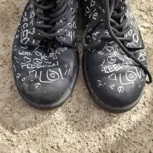 Martens Shoes Boys Dr Martens Junior 46 Script Black White